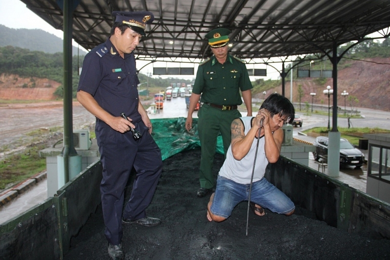 Officials of La Lay Border Gate Customs Branch coordinate to inspect imported coal. Photo: Quang Hùng