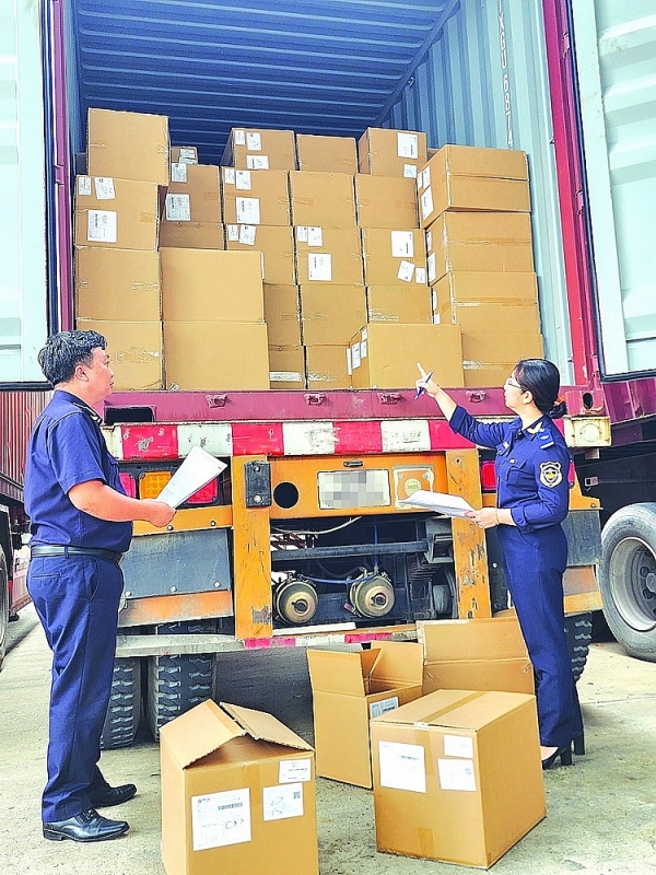 Officials of Vietnam-Singapore Industrial Park Customs Branch - Binh Duong Customs Department inspect imported goods, November 2022. Photo: Dang Nguyen