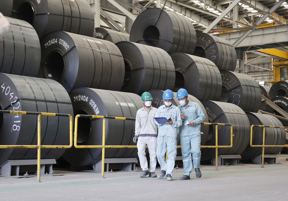 Checking the quality of exported steel at a factory of Hoa Phat Group (Photo: hanoimoi.vn)