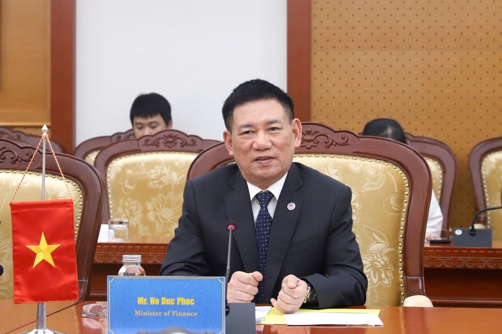 Minister of Finance Ho Duc Phoc works the US Ambassador to Vietnam