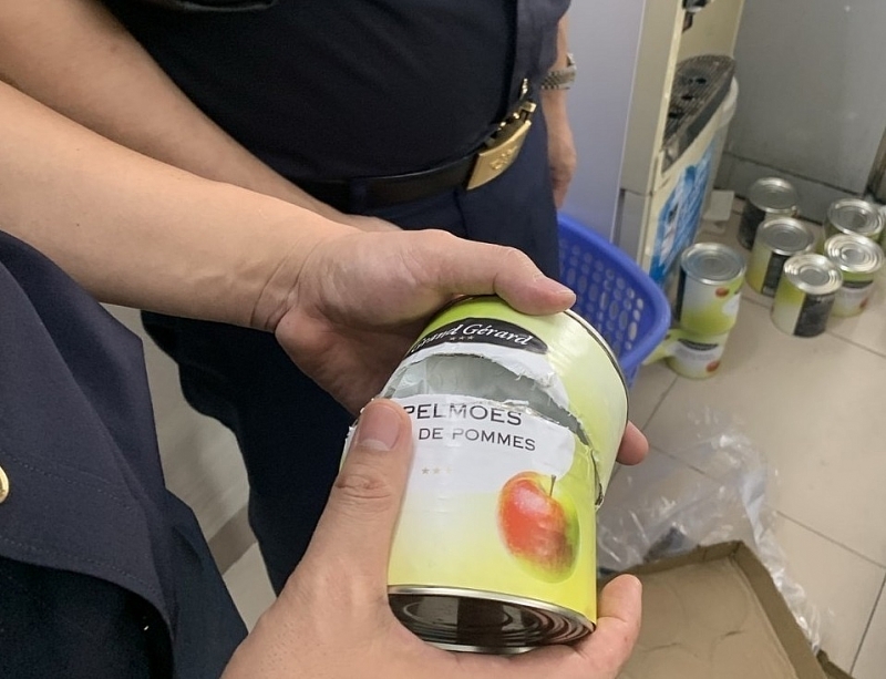 The method of hiding drugs in apple juice cans in the arrest of 179 kg of drugs in June 2024. Photo: Ngoc Linh