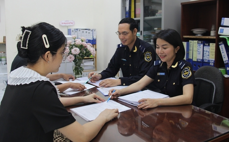 Customs officers of Investment Customs Branch guided enterprises to carry out customs procedures. Photo: T.H