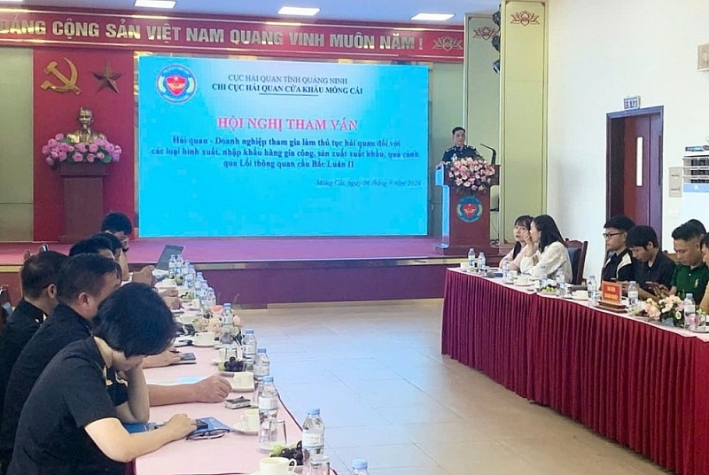 Mong Cai Border Gate Customs Branch organized a dialogue conference to listen to thoughts, aspirations, and resolve problems for businesses.