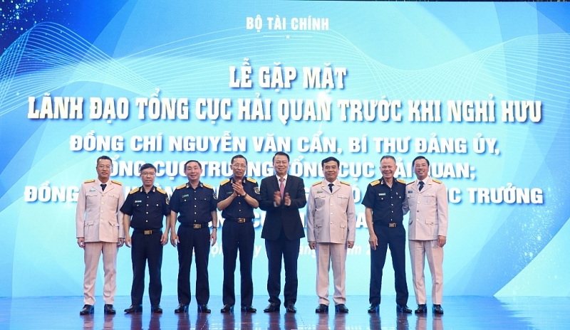 Deputy Minister of Finance Nguyen Duc Chi take a photo with the leaders of the General Department of Customs