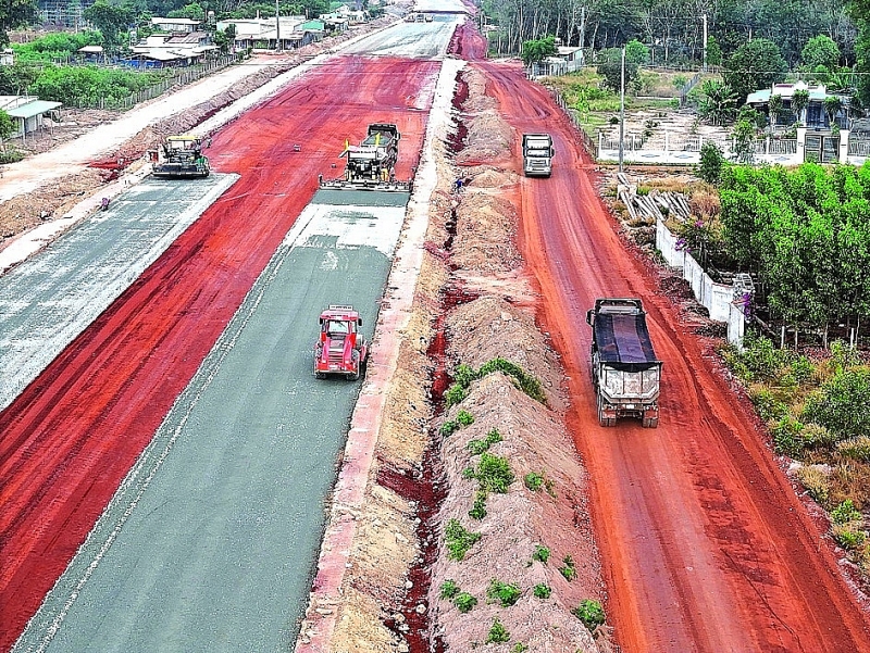 A section of the Bien Hoa – Vung Tau expressway under construction. Photo: Quang Hai – Viet Dung