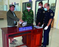 an giang customs combats smuggling during flood season