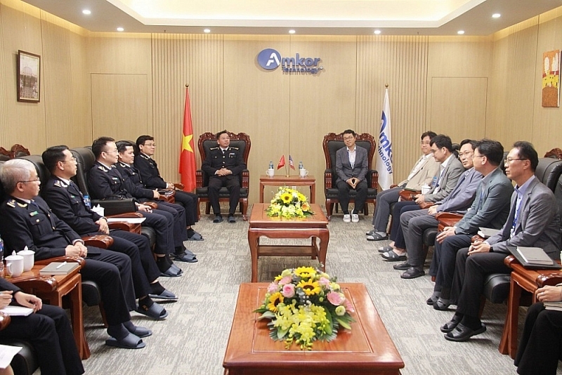 The delegation of Bac Ninh Customs Department worked with Amkor Group. Photo: Thai Binh