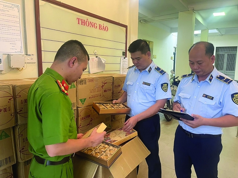 The Market Surveillance Force and Hanoi City Police coordinated to detect and seize nearly 5,000 smuggled moon cakes during the peak inspection period for the 2024 Mid-Autumn Festival.