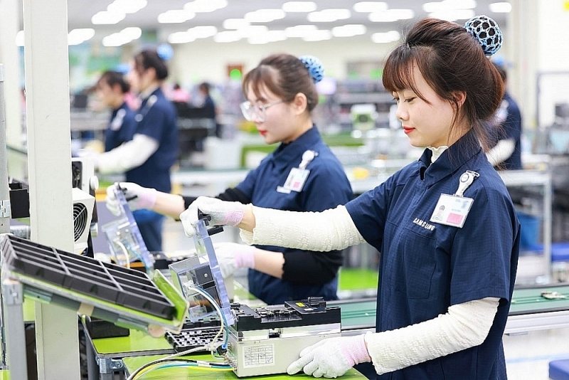 FDI enterprises must have solutions to increase competitiveness in attracting labor. Photo: Samsung