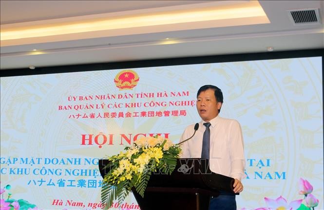 Head of the Management Board of Industrial Parks of Ha Nam province Luu Tran Son speaks at the meeting. (Photo: VNA)