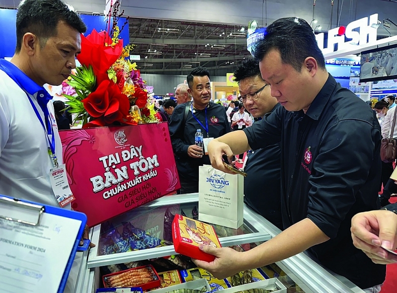 Foreign customers learn about and trace the origin of Vietnam's exported shrimp. Photo: T.H.