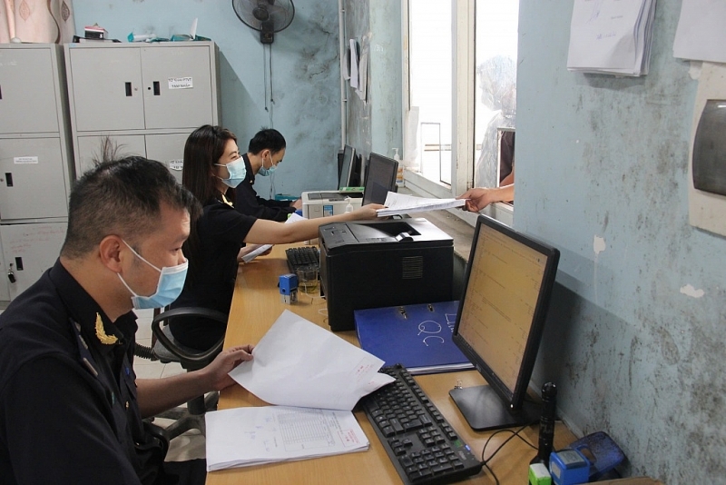 Cau Treo Customs officers receive and process customs procedures for businesses. Photo: H.Nụ