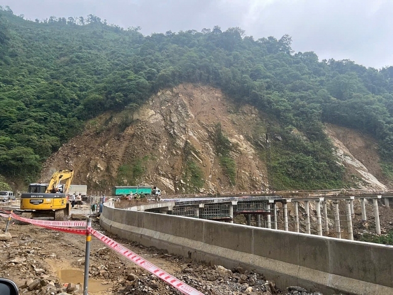 National Highway 8 from Son Kim 1 Commune to Cau Treo International Border Gate is still under repair and is still in disarray. Photo: Thu Hiền