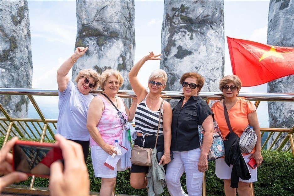 Foreign tourists are at Golden Bridge in Sun World Ba Na Hill tourist area in the central city of Da Nang. (Photo: VNA)