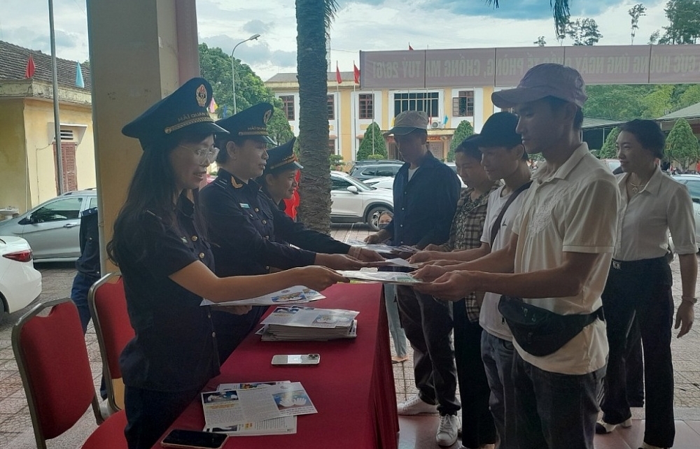 Customs sector actively promotes law enforcement in response to Vietnam Law Day