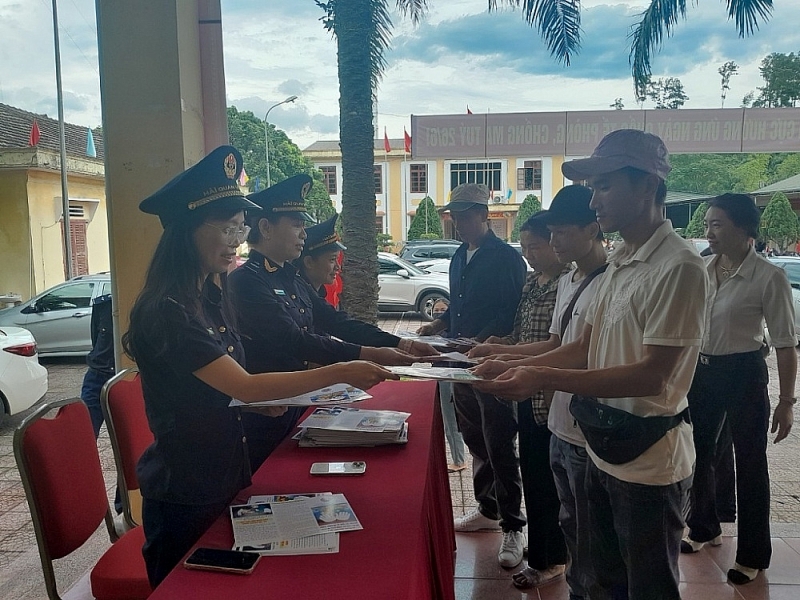 Ha Tinh Customs officials distributed flyers to passengers on exit and entry. 