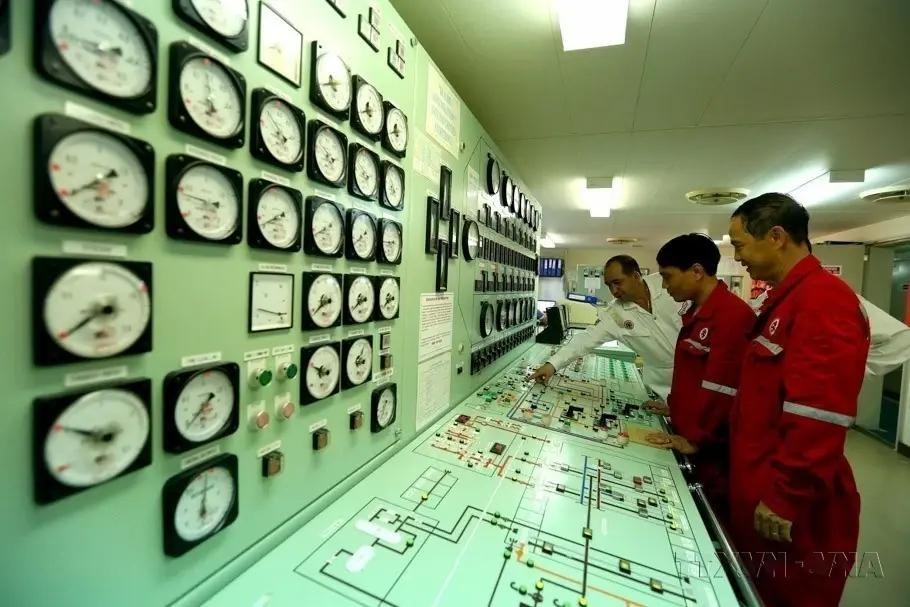 Russian and Vietnamese experts at the Vietsovpetro oil transfer control room. (Photo: VNA)