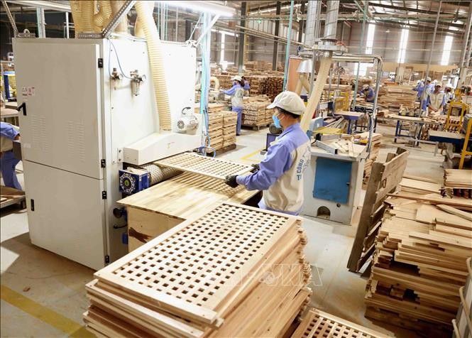 Production of wooden furniture for export to the US at Trieu Phu Loc company in Binh Duong province. (File Photo: VNA)