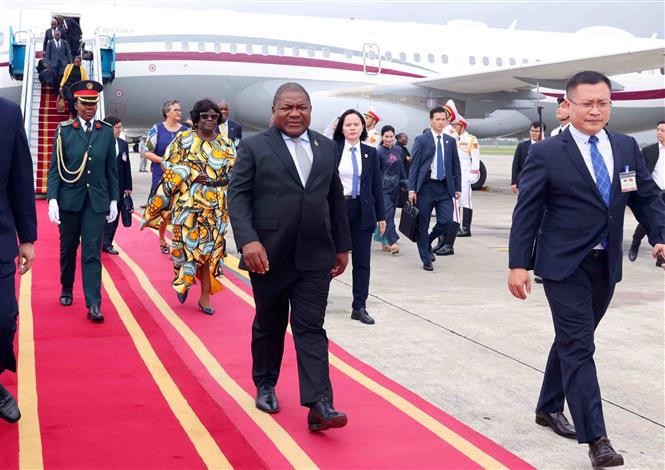 Mozambican President Filipe Jacinto Nyusi and his spouse at the Noi Bai International Airport. (Photo: VNA)