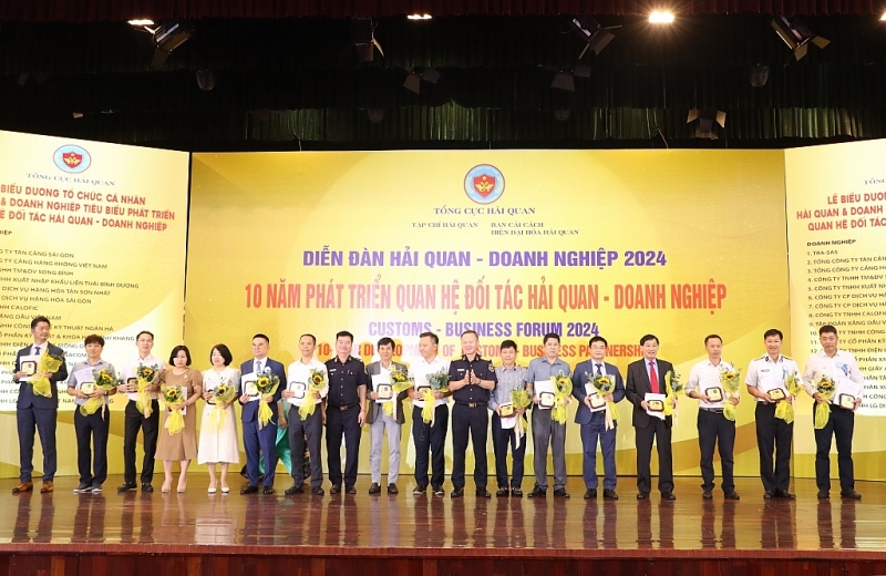 Mr. Johnathan Hanh Nguyen (4th from right) is honored by the General Department of Customs for implementing the Customs - Business partnership at the Forum on September 10, 2024. Photo: T.Binh