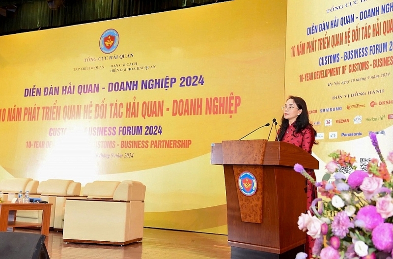 Ms. Vu Thi Anh Hong, Editor-in-Chief of Customs Magazine, represents the organizing unit to deliver the opening speech at the 2024 Customs-Business Forum. Photo: Thai Binh