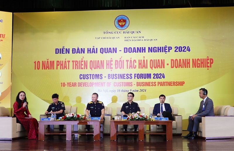 Mr. Dau Anh Tuan (2nd from right) participated in the discussion at the Forum. Photo: T.Binh.