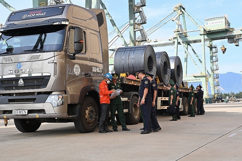 Vung Ang Customs coordinates to inspect procedures for cargo transport vehicles. Photo: Thế Mạnh