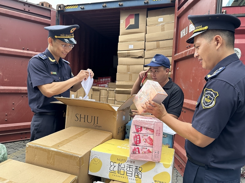 Customs officers of Saigon Port Area 1, Ho Chi Minh City Customs Department inspect imported goods. Photo: Thu Hoa