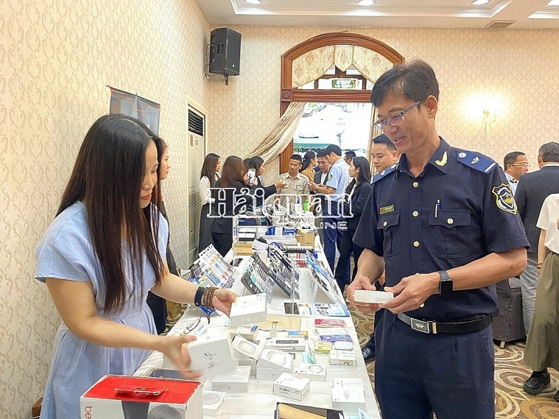 Customs officials attend a workshop on distinguishing genuine and fake goods held on July 19, 2024, in Ho Chi Minh City. Photo: Thu Dịu