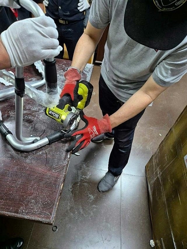 Drugs hidden in metal bars of treadmills, Ho Chi Minh City Customs has to use pliers and cutters to check and handle the infringing goods.