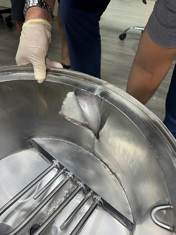 Drug packages hidden in the metal pot wall are seized by Ho Chi Minh City Customs Department.