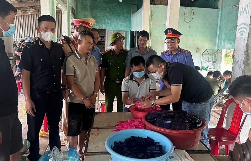 Quang Binh Customs arrests two suspects carrying 26 kg of drugs