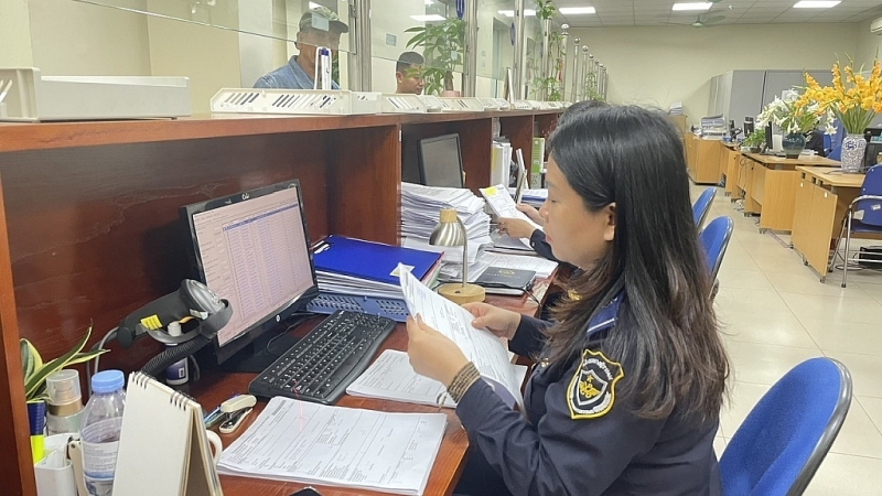 Operations of Hanoi Customs Department officials. Photo: N.Linh