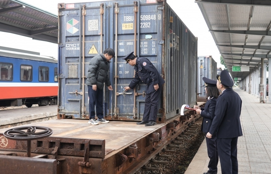 Lao Cai Railway Customs ensures smooth customs clearance