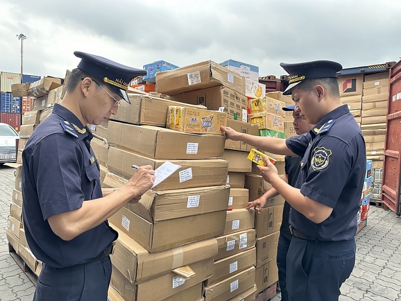 Officials of the Saigon Port Customs Branch, Region 1, inspect imported goods. Photo: T.H