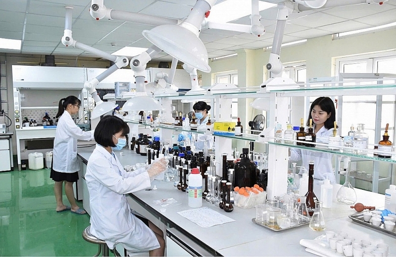 Customs Inspection Department officials analyze samples at the laboratory. Photo: KD