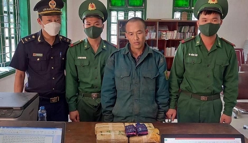 Customs - Border Guard forces arrested Ho Ba Hu and drug evidence on April 8, 2024.