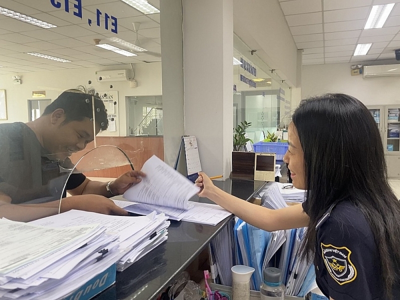 Customs officers of Vietnam - Singapore Industrial Park, Binh Duong Customs Department guide procedures for businesses. Photo: T.D