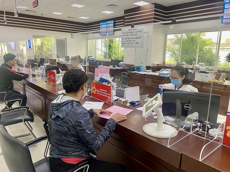 People do land procedures at the Phu Nhuan District Land Registration Office on the morning of September 23, 2024. Photo: T.D