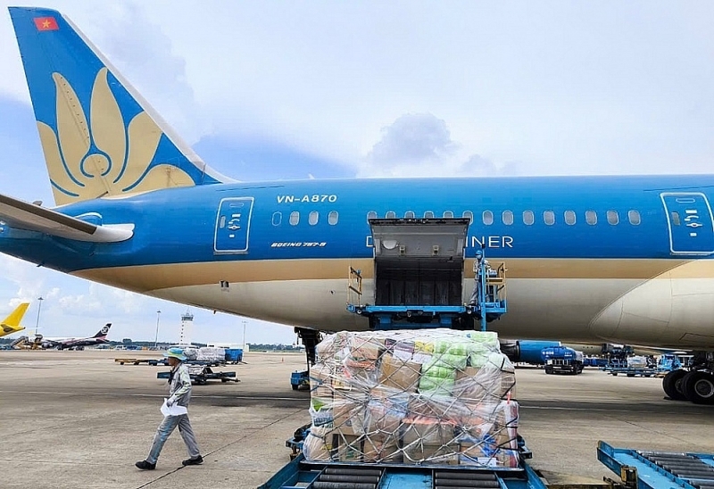 Nearly 30 tons of relief goods for the flood-hit areas in the North were transported by Vietnam Airlines. Photo: CMSC