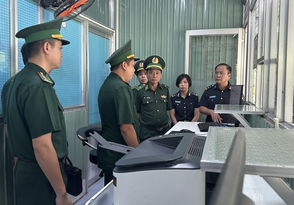 Long An Customs and Border Guard forces coordinate to combat  smuggling cases