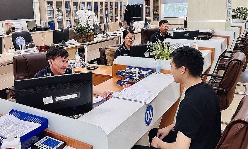 Customs officials of Mong Cai Customs Branch at work (Quang Ninh Customs Department).