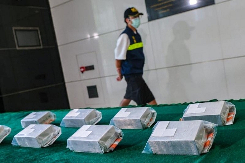 Customs displays the HKcopy0 million (42.5 million baht) worth of platinum bars at its headquarters in North Point. (Photo: South China Morning Post)