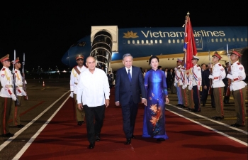 Top leader arrives in Cuba for state visit