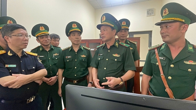 The working group inspected the Khanh Binh border gate. Photo: Chau Long