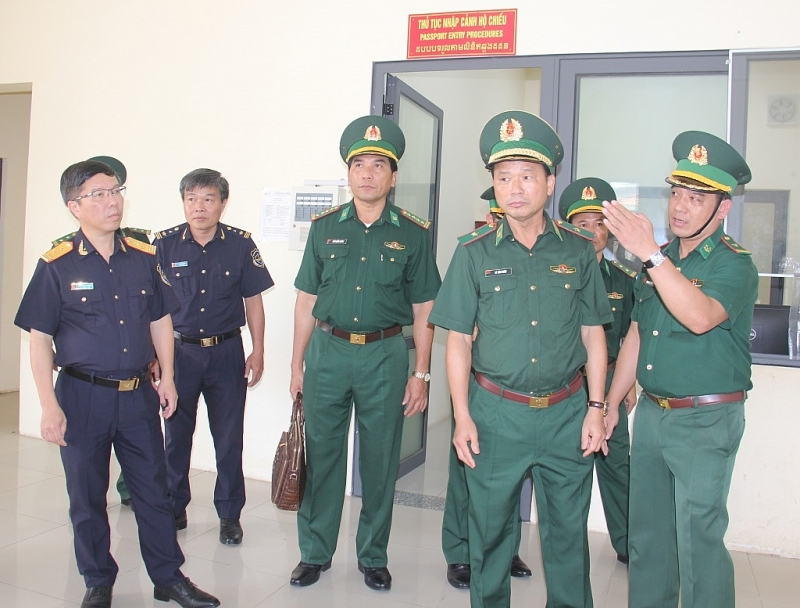 The working group inspects the coordination work at Khanh Binh-An Giang border gate. Photo: T.H