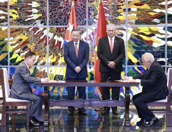 Top leaders of Vietnam, Cuba hold talks in Havana 3.jpg