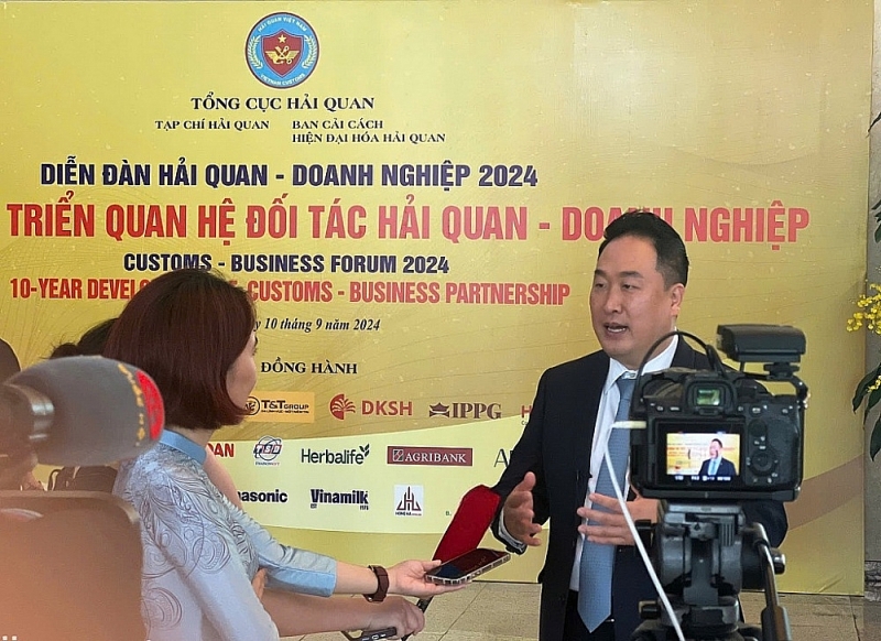 Mr. Hong Sun, Chairman of KoCham, spoke with Customs Magazine on the sidelines of the Forum. Photo: Thu Hien