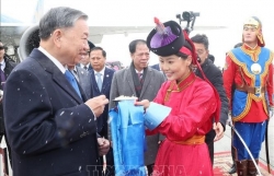 Top leader arrives in Ulaanbaatar, beginning state visit to Mongolia