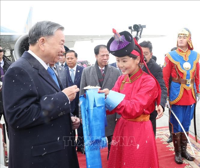 A Mongolian girl offers Mongolia's traditional treat to General Secretary of the Communist Party of Vietnam Central Committee and State President To Lam. (Photo: VNA)